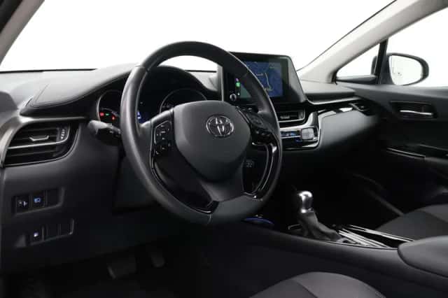 Toyota C-HR (2022) thumbnail 2
