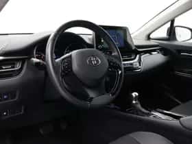 Toyota C-HR (2022) thumbnail 2