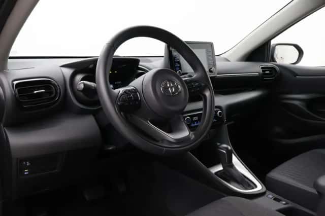 Toyota Yaris (2022) thumbnail 2