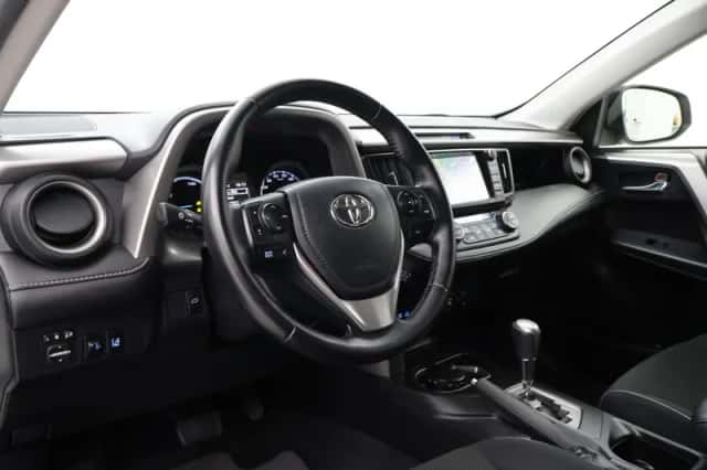 Toyota RAV4 (2016) thumbnail 2