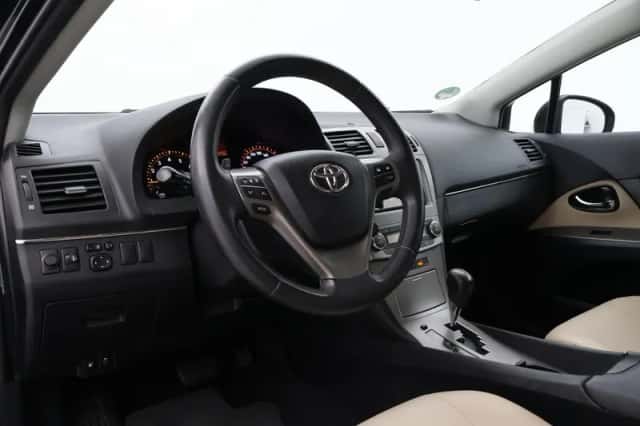 Toyota Avensis (2011) thumbnail 2