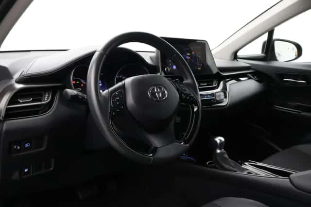Toyota C-HR (2023) thumbnail 2