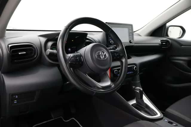 Toyota Yaris (2021) thumbnail 2