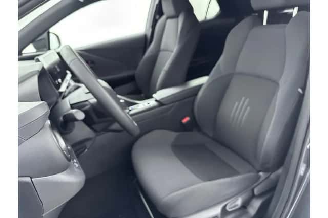 Toyota C-HR (2024) thumbnail 5