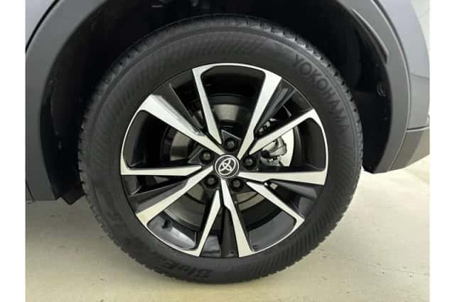 Toyota C-HR (2024) thumbnail 6