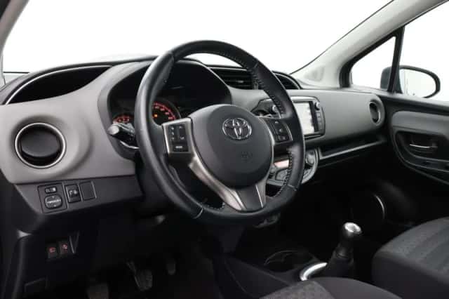 Toyota Yaris (2016) thumbnail 2