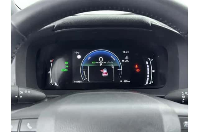Toyota C-HR (2024) thumbnail 3