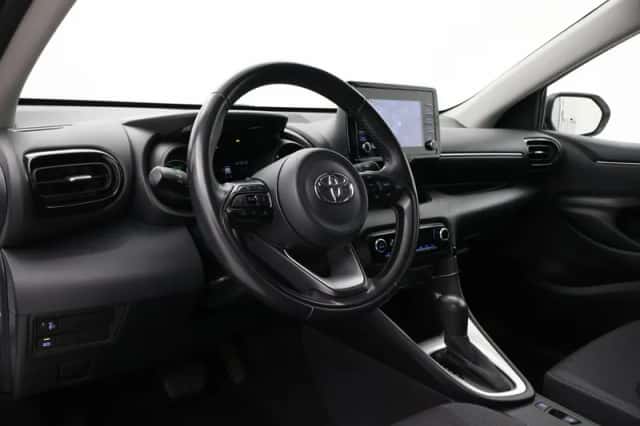 Toyota Yaris (2021) thumbnail 2