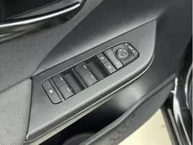 Toyota C-HR (2025) thumbnail 15