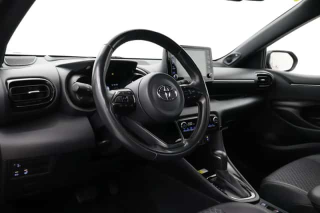 Toyota Yaris (2021) thumbnail 2
