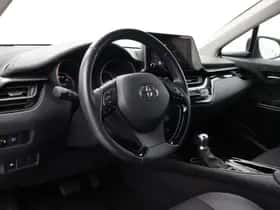 Toyota C-HR (2022) thumbnail 2
