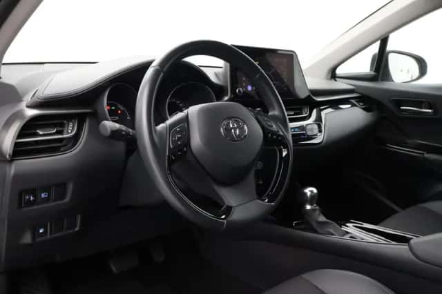 Toyota C-HR (2022) thumbnail 2