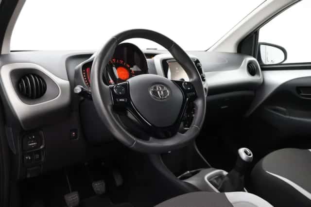 Toyota Aygo (2015) thumbnail 2