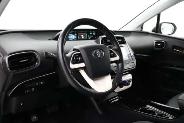 Toyota Prius (2018) thumbnail 2