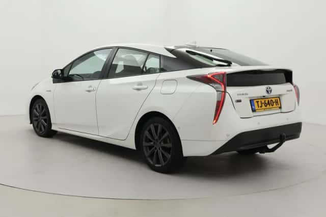 Toyota Prius (2018) thumbnail 4