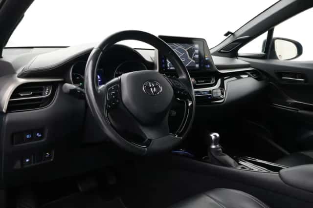 Toyota C-HR (2019) thumbnail 2
