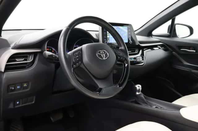 Toyota C-HR (2022) thumbnail 2