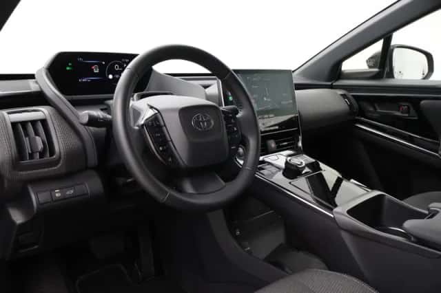 Toyota bZ4X (2023) thumbnail 2