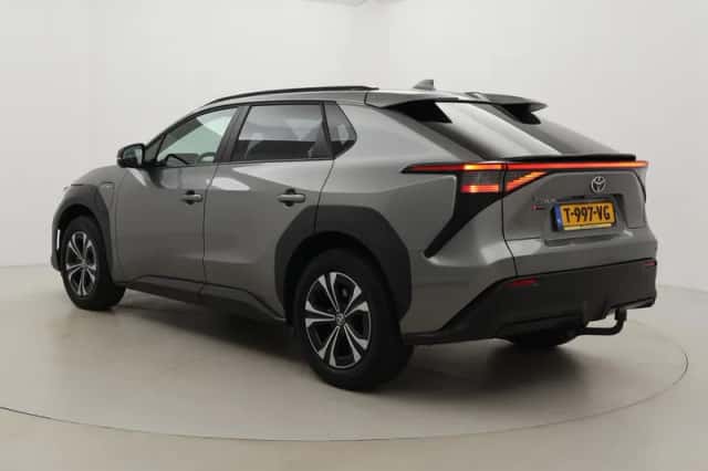 Toyota bZ4X (2023) thumbnail 4