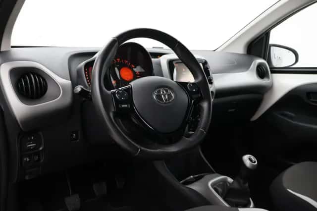 Toyota Aygo (2015) thumbnail 2