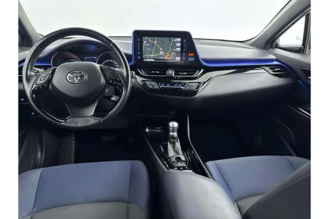 Toyota C-HR (2017) thumbnail 2