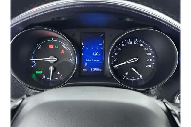 Toyota C-HR (2017) thumbnail 3