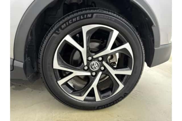 Toyota C-HR (2017) thumbnail 6