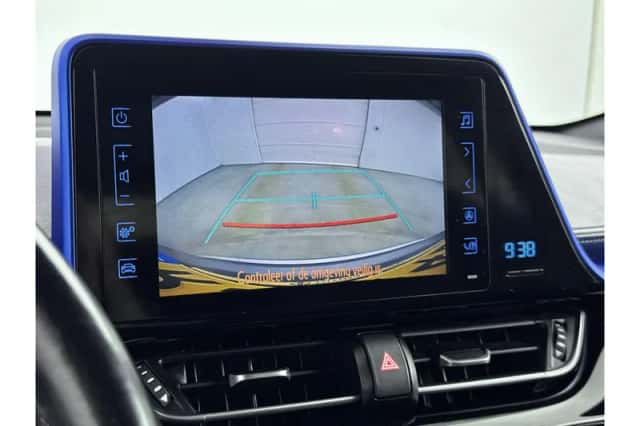 Toyota C-HR (2017) thumbnail 6