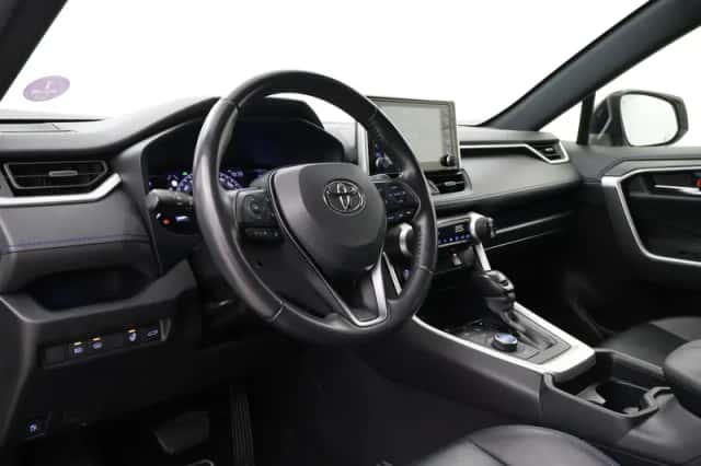 Toyota RAV4 (2021) thumbnail 2