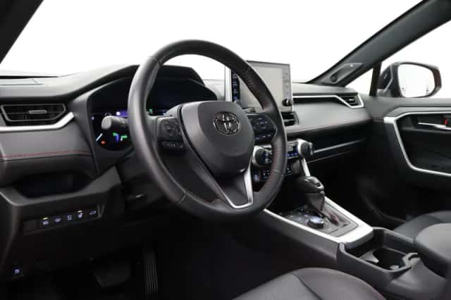 Toyota RAV4 (2022) thumbnail 2