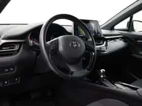 Toyota C-HR (2018) thumbnail 2