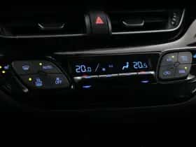 Toyota C-HR (2018) thumbnail 6