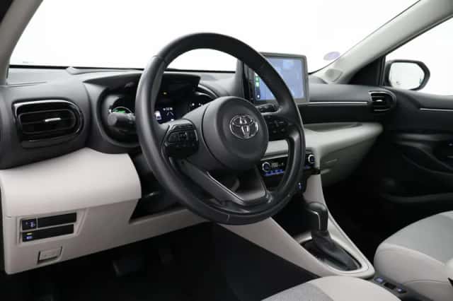 Toyota Yaris (2023) thumbnail 2