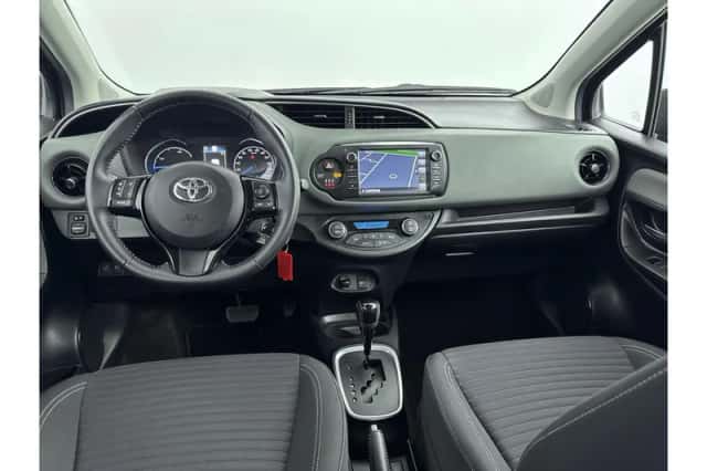 Toyota Yaris (2017) thumbnail 2