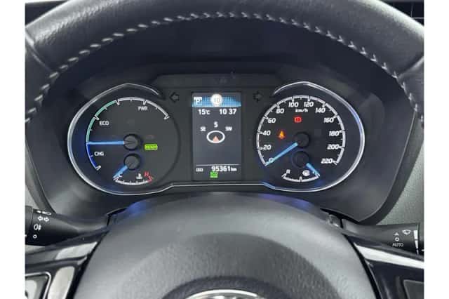 Toyota Yaris (2017) thumbnail 3