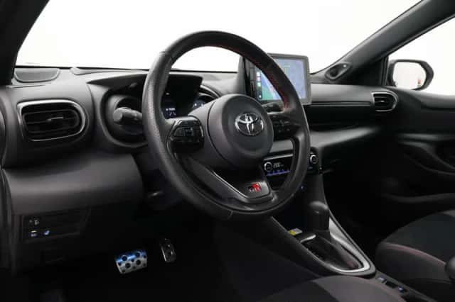 Toyota Yaris (2022) thumbnail 2