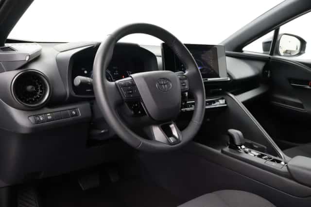 Toyota C-HR (2024) thumbnail 2