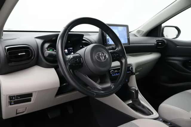 Toyota Yaris (2023) thumbnail 2