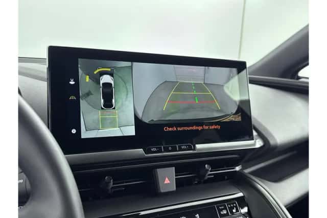 Toyota C-HR (2025) thumbnail 6
