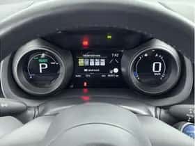 Toyota Yaris (2022) thumbnail 3