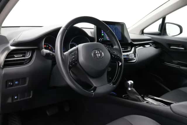 Toyota C-HR (2022) thumbnail 2