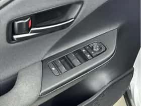 Toyota C-HR (2024) thumbnail 12