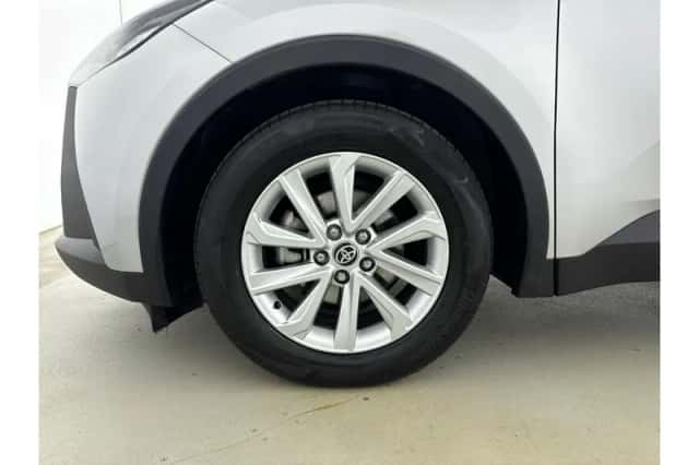 Toyota C-HR (2024) thumbnail 5