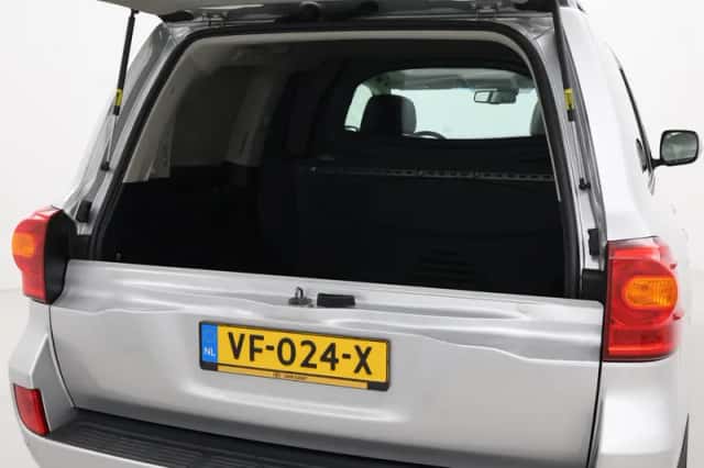 Toyota Land Cruiser (2013) thumbnail 5