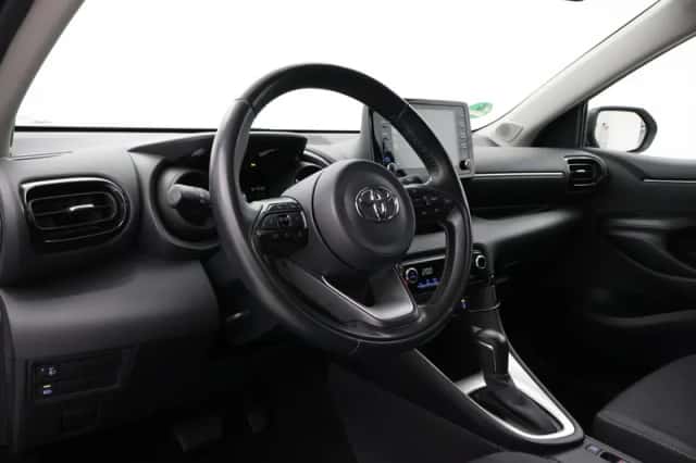 Toyota Yaris (2021) thumbnail 2