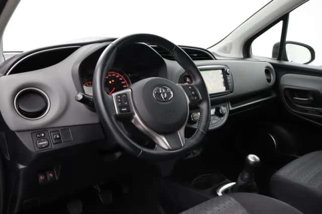 Toyota Yaris (2017) thumbnail 2
