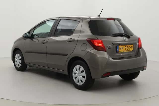 Toyota Yaris (2017) thumbnail 4