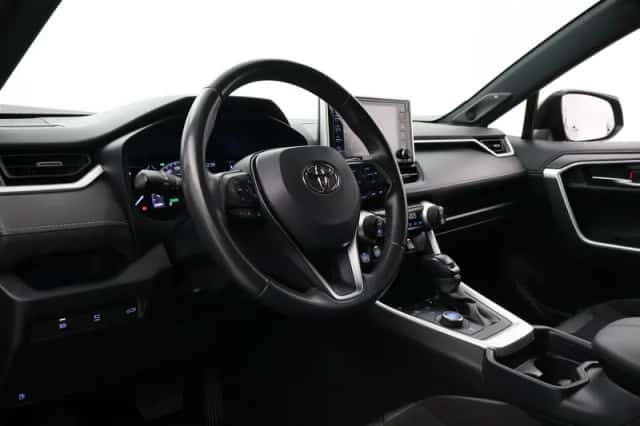 Toyota RAV4 (2022) thumbnail 2