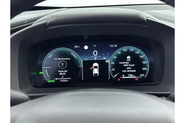 Toyota C-HR (2024) thumbnail 3