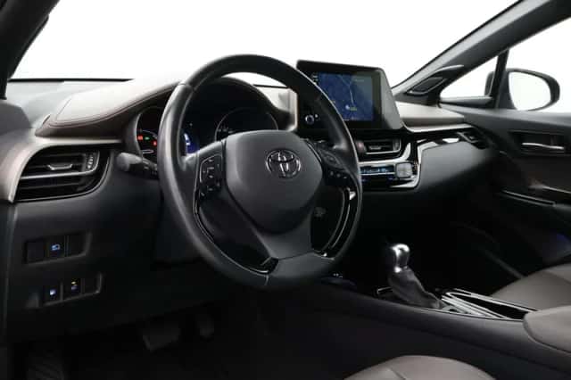 Toyota C-HR (2023) thumbnail 2